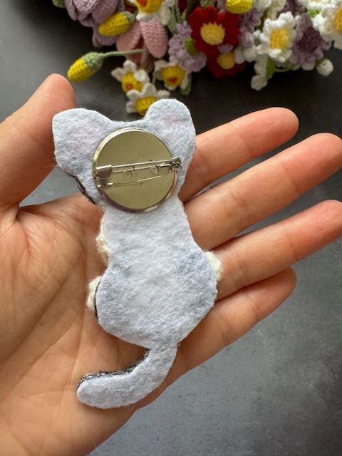 Kitty Cat with Flower basket Brooch/Pin