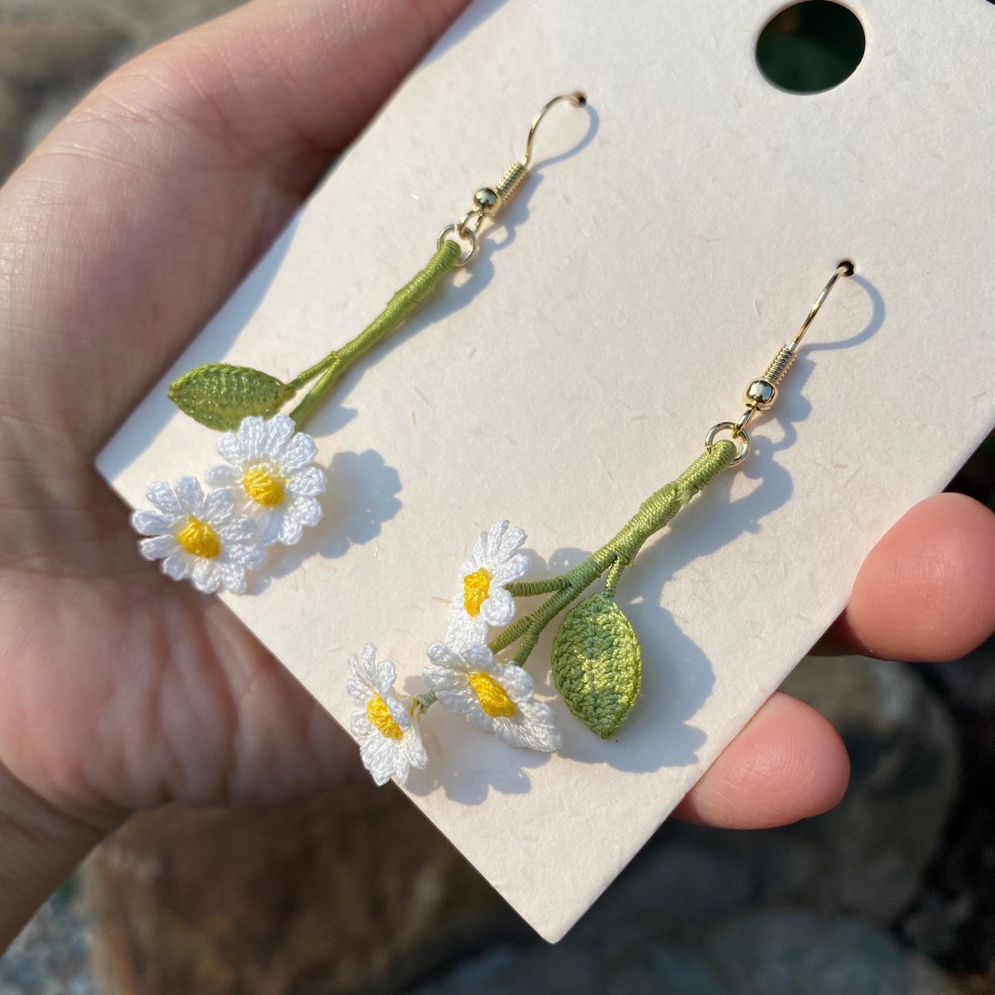 Daisy crochet earrings/Microcrochet earrings/White crochet flower earrings/Crochet dangle earrings/Crochet jewelry/Summer earrings for her