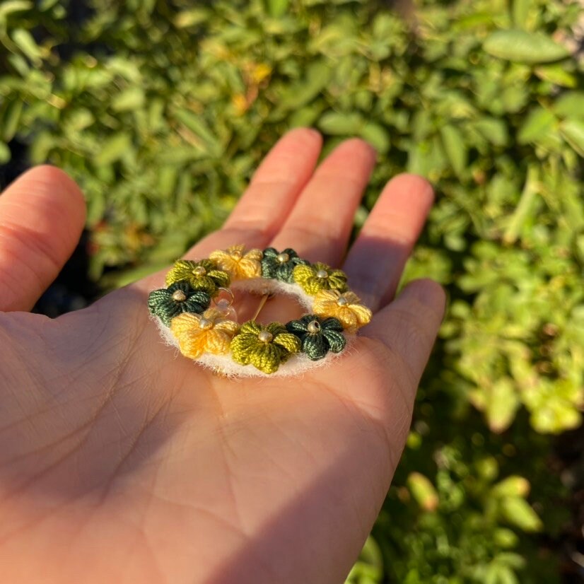 Christmas yellow and green puff flower Wreath crochet brooch/Micro crochet brooch/Handmade Crochet brooch/Handmade holiday brooch for her