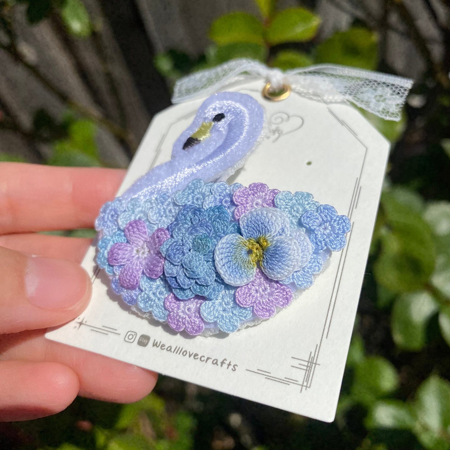 Swan with flower bouquet crochet brooch/Micro crochet/Handmade outfit accessory/Mother's day gift for her/Knitted jewelry/Ship from US