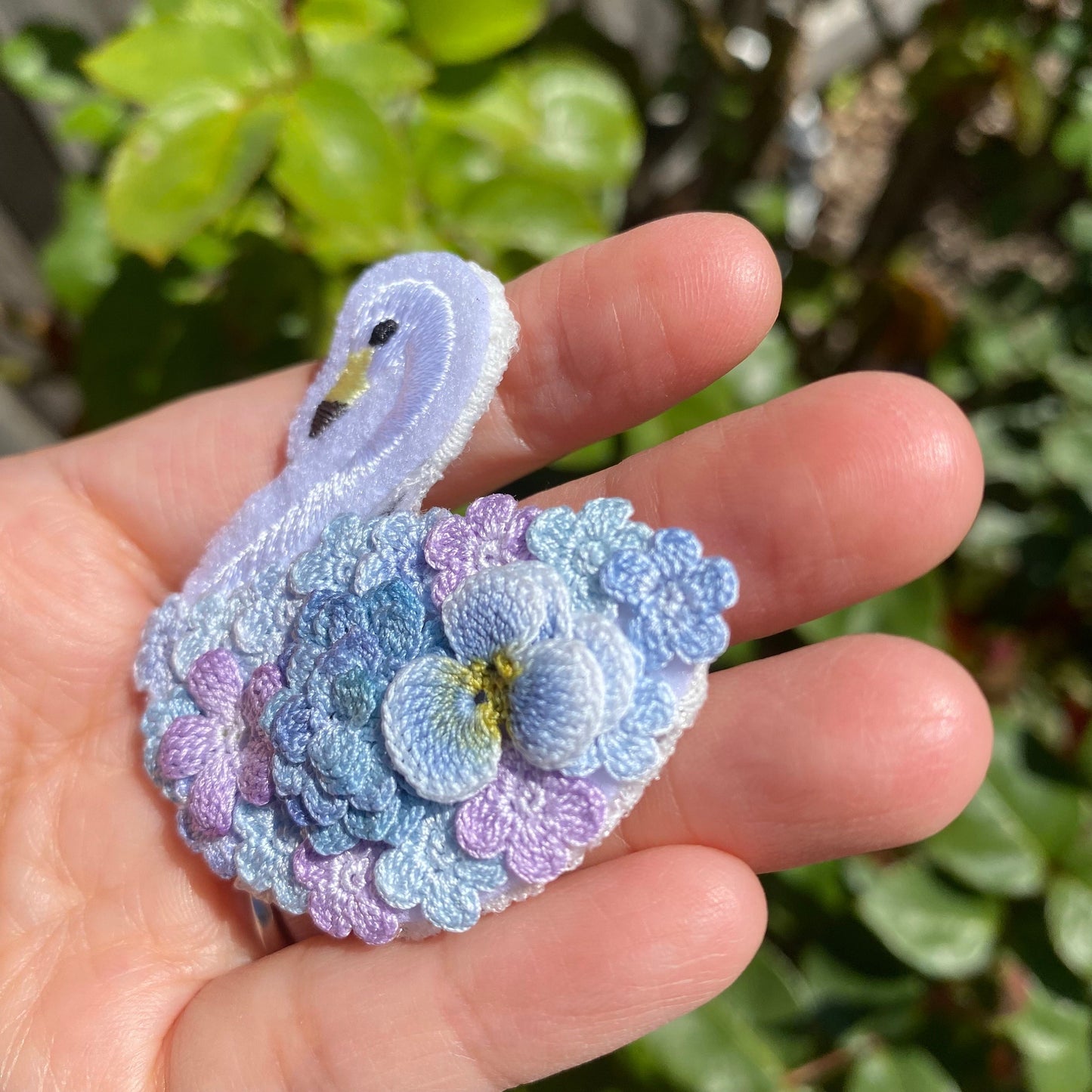 Swan with flower bouquet crochet brooch/Micro crochet/Handmade outfit accessory/Mother's day gift for her/Knitted jewelry/Ship from US