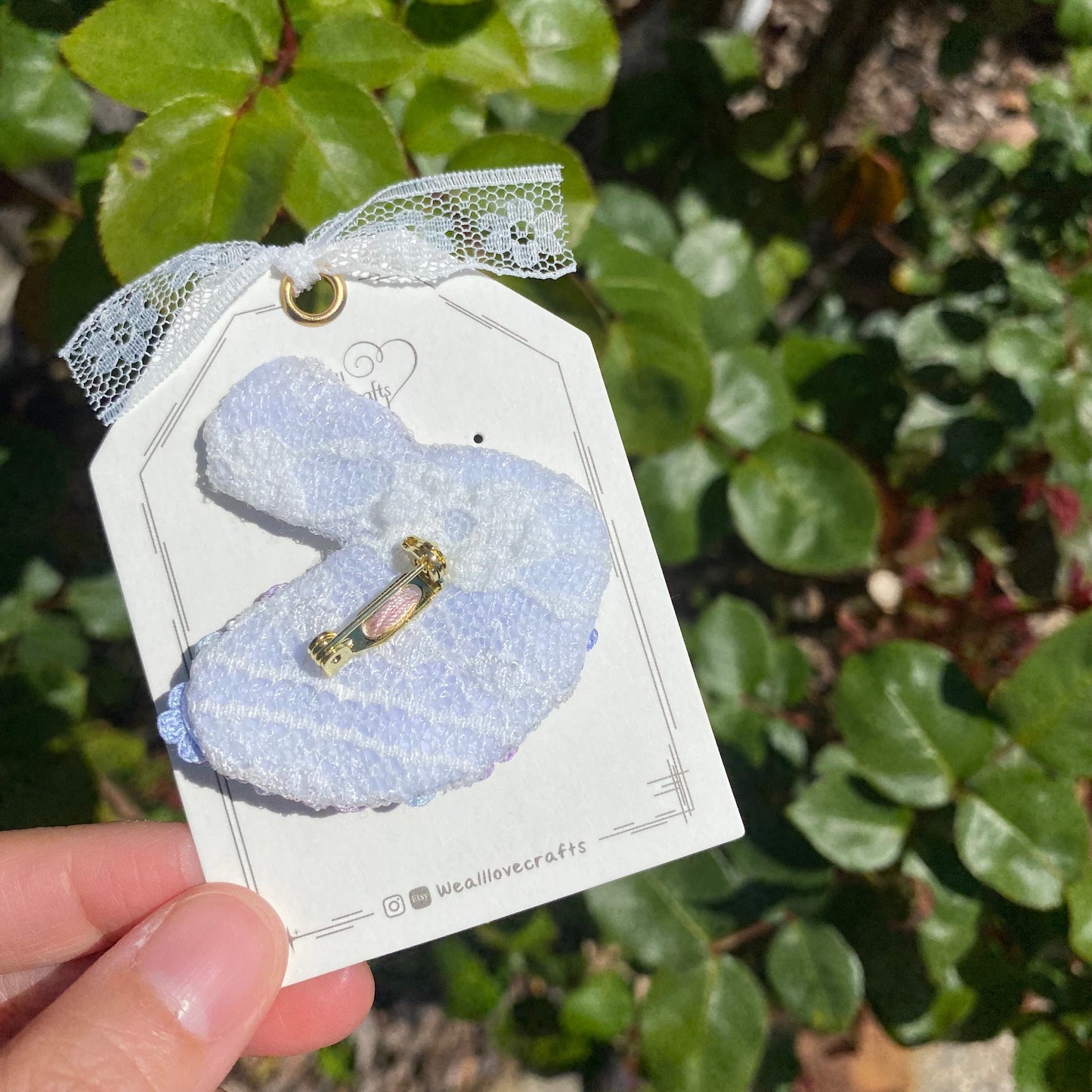 Swan with flower bouquet crochet brooch/Micro crochet/Handmade outfit accessory/Mother's day gift for her/Knitted jewelry/Ship from US