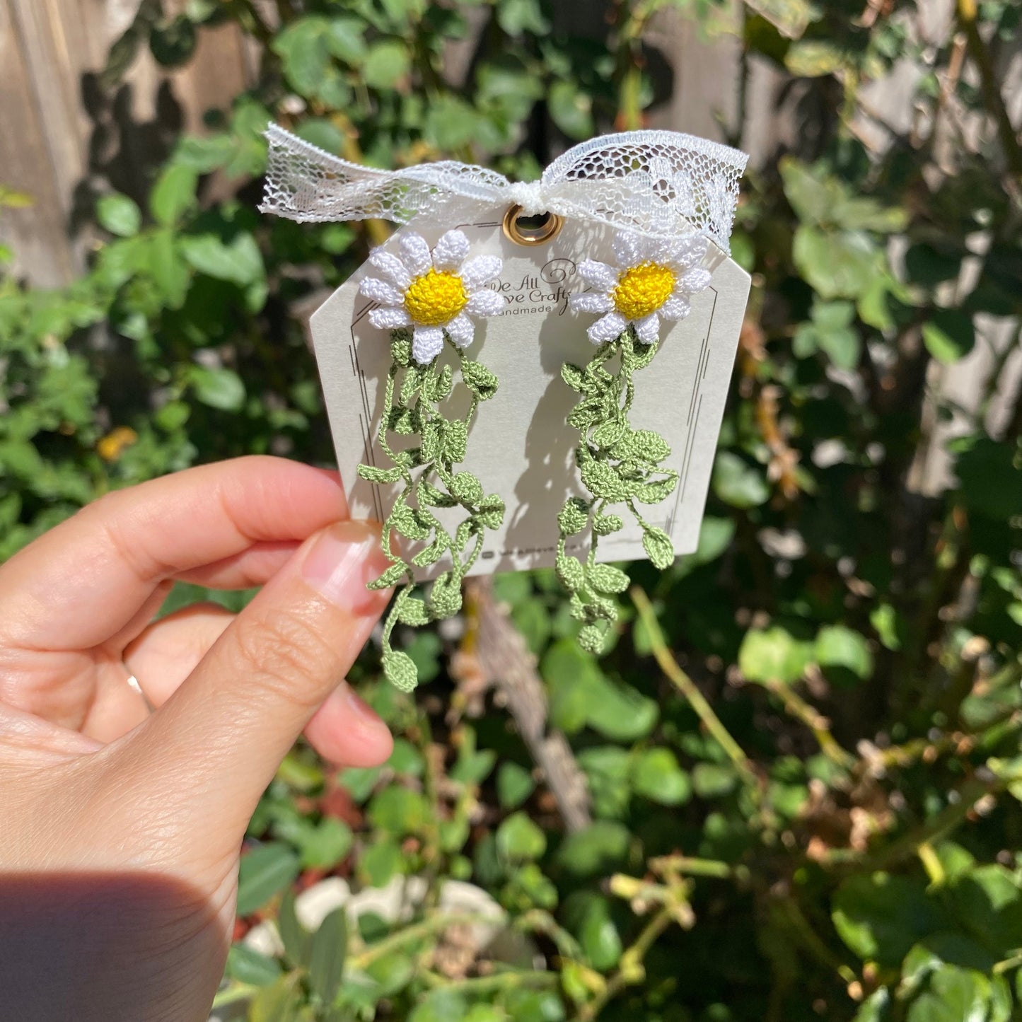 White Daisy with leaves crochet earrings/Microcrochet earrings/crochet flower earrings/Crochet dangle earrings/Crochet jewelry/forest style