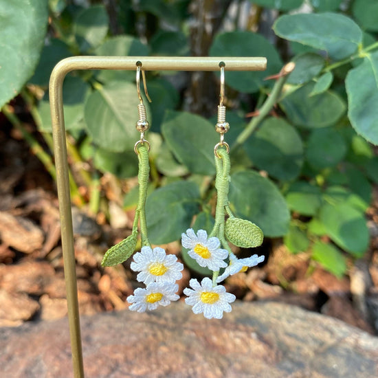 Daisy crochet earrings/Microcrochet earrings/White crochet flower earrings/Crochet dangle earrings/Crochet jewelry/Summer earrings for her