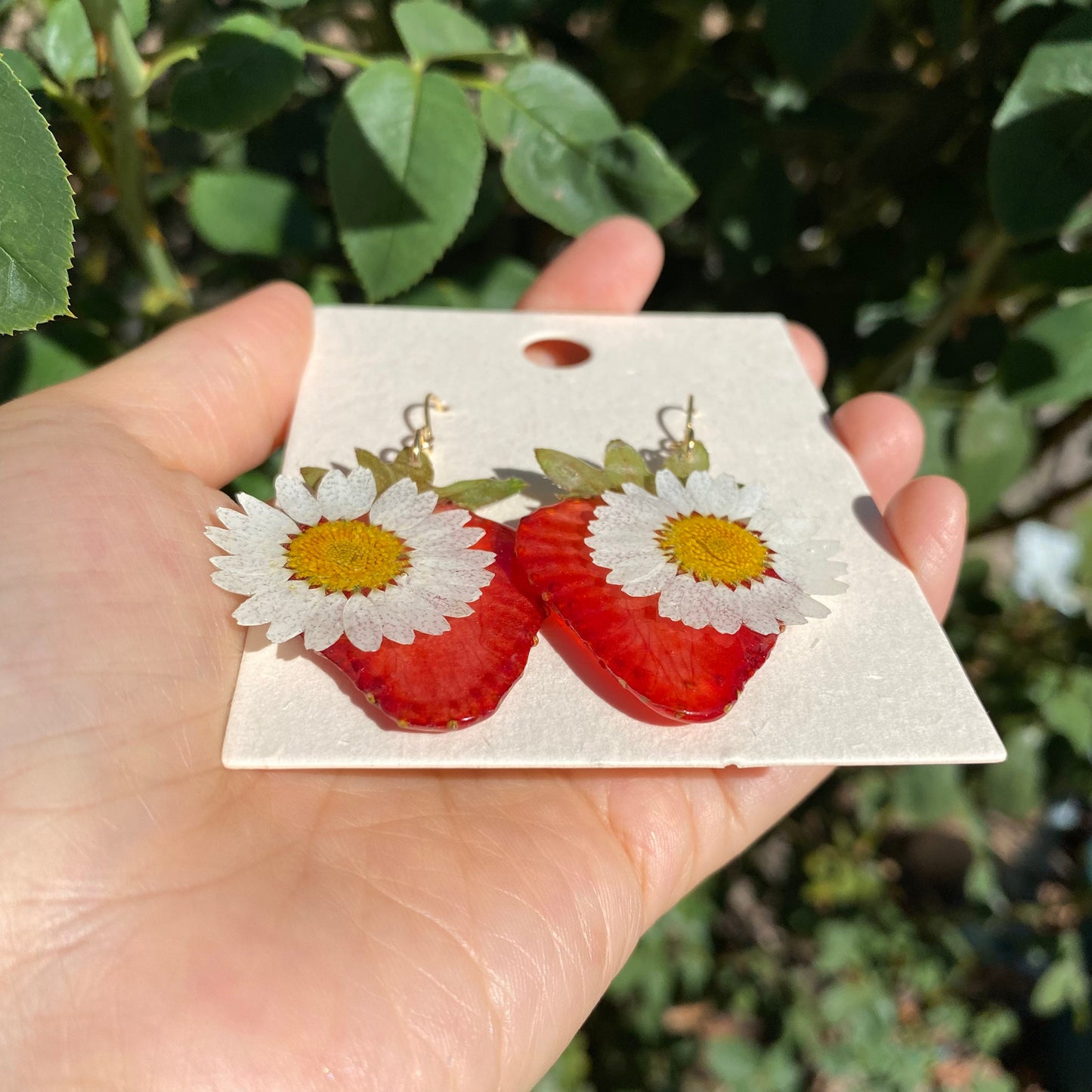 Real dry strawberry fruit slice with white daisy earrings/Berry studs/14k gold plated/Fish hoop with UV resin/Summer jewelry for her