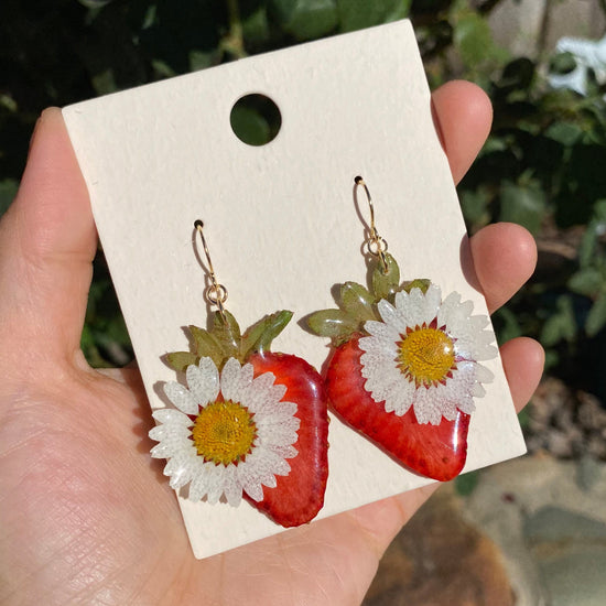 Load image into Gallery viewer, Real dry strawberry fruit slice with white daisy earrings/Berry studs/14k gold plated/Fish hoop with UV resin/Summer jewelry for her
