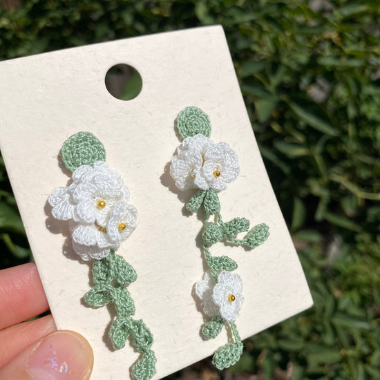 Load image into Gallery viewer, White Daisy with leaves crochet earrings/Microcrochet earrings/crochet flower earrings/Crochet dangle earrings/Crochet jewelry/forest style
