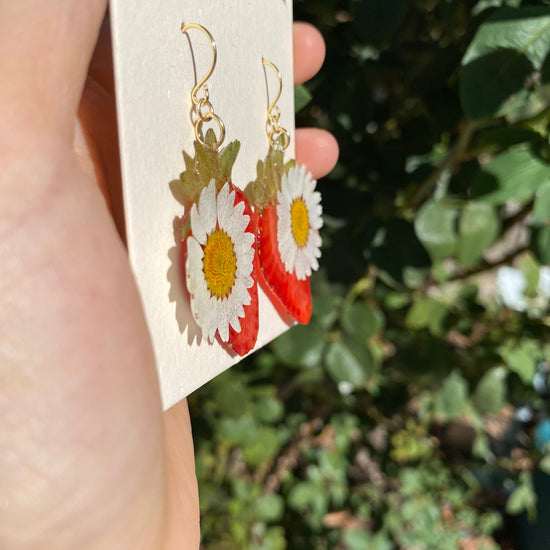 Real dry strawberry fruit slice with white daisy earrings/Berry studs/14k gold plated/Fish hoop with UV resin/Summer jewelry for her