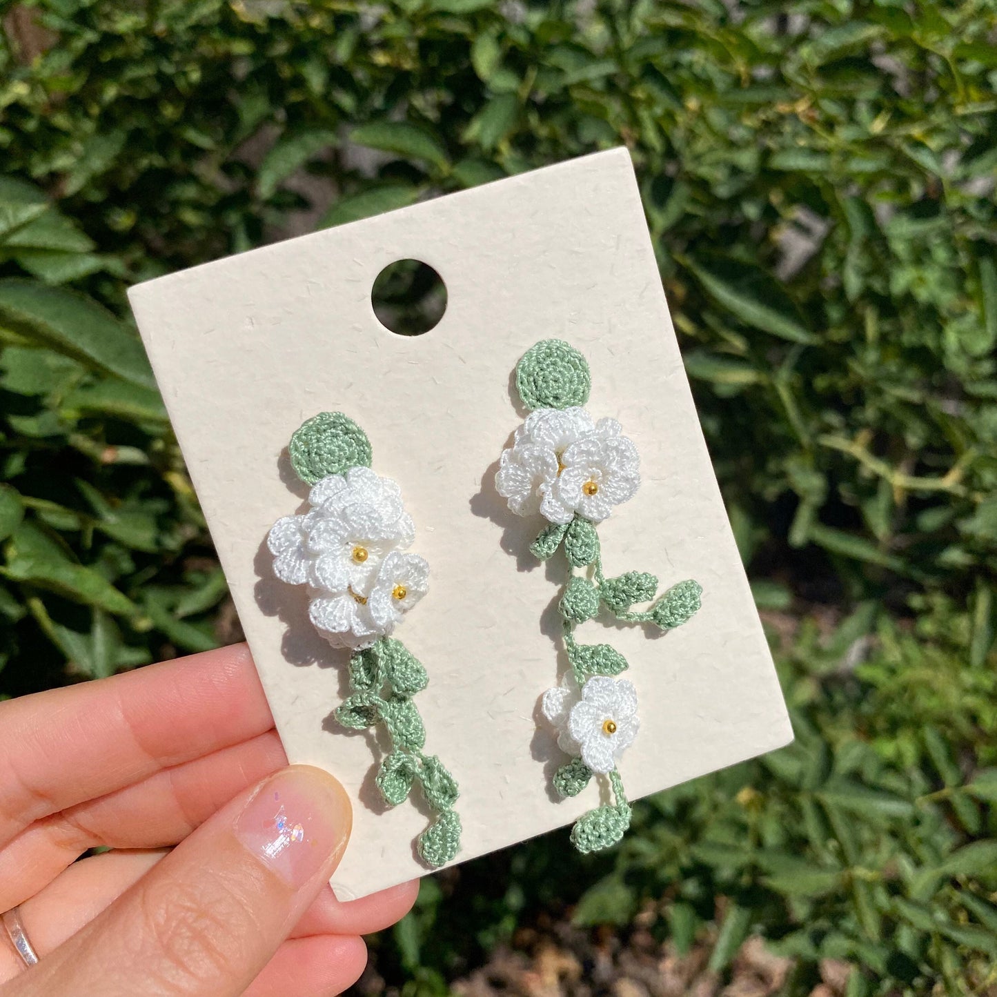 Load image into Gallery viewer, White Daisy with leaves crochet earrings/Microcrochet earrings/crochet flower earrings/Crochet dangle earrings/Crochet jewelry/forest style
