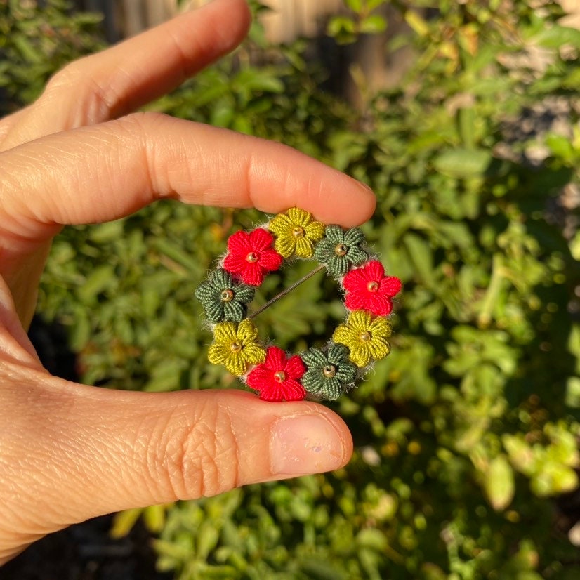 Christmas red and green puff flower crochet brooch/Micro crochet brooch/Handmade Crochet brooch/Handmade holiday brooch for her