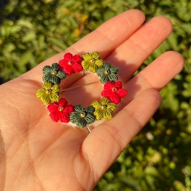 Christmas red and green puff flower crochet brooch/Micro crochet brooch/Handmade Crochet brooch/Handmade holiday brooch for her