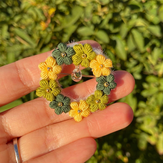 Christmas yellow and green puff flower Wreath crochet brooch/Micro crochet brooch/Handmade Crochet brooch/Handmade holiday brooch for her