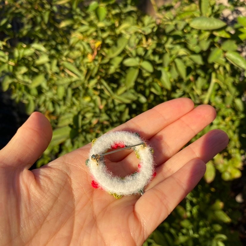 Christmas red and green puff flower crochet brooch/Micro crochet brooch/Handmade Crochet brooch/Handmade holiday brooch for her