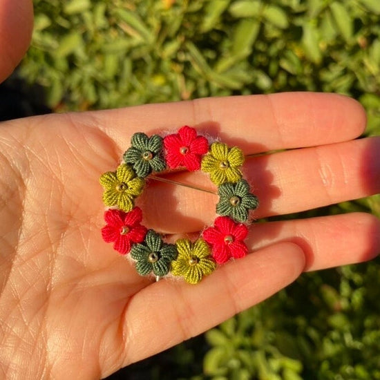 Christmas red and green puff flower crochet brooch/Micro crochet brooch/Handmade Crochet brooch/Handmade holiday brooch for her