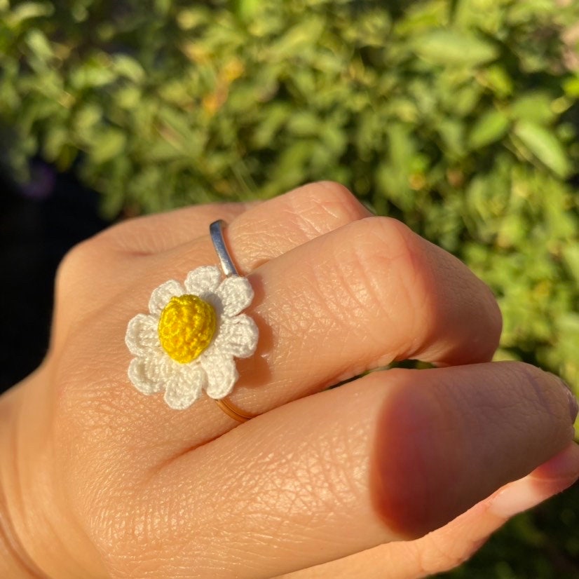 White daisy crochet Ring/Microcrochet/14k gold metal ring/Spring summer flower gift for her/Knitting handmade jewelry