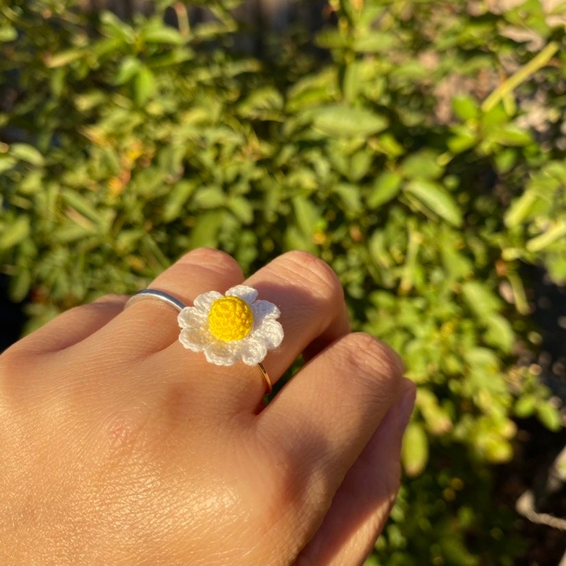 White daisy crochet Ring/Microcrochet/14k gold metal ring/Spring summer flower gift for her/Knitting handmade jewelry