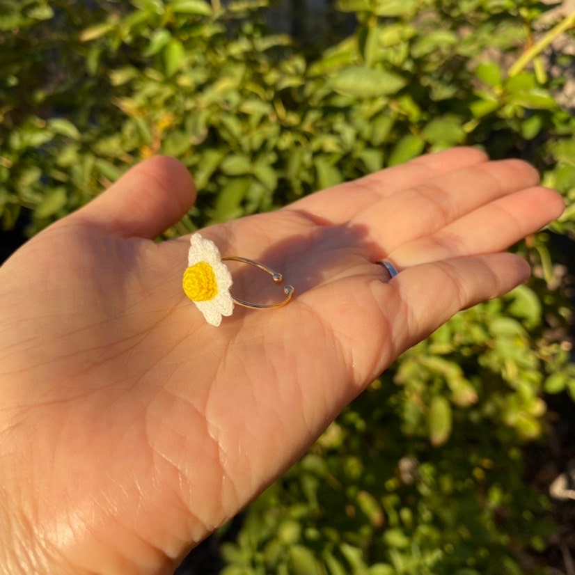 White daisy crochet Ring/Microcrochet/14k gold metal ring/Spring summer flower gift for her/Knitting handmade jewelry