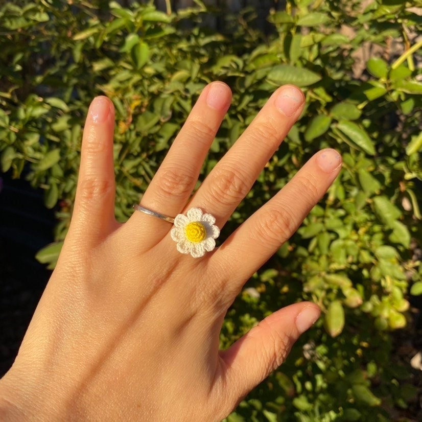 Load image into Gallery viewer, White daisy crochet Ring/Microcrochet/14k gold metal ring/Spring summer flower gift for her/Knitting handmade jewelry

