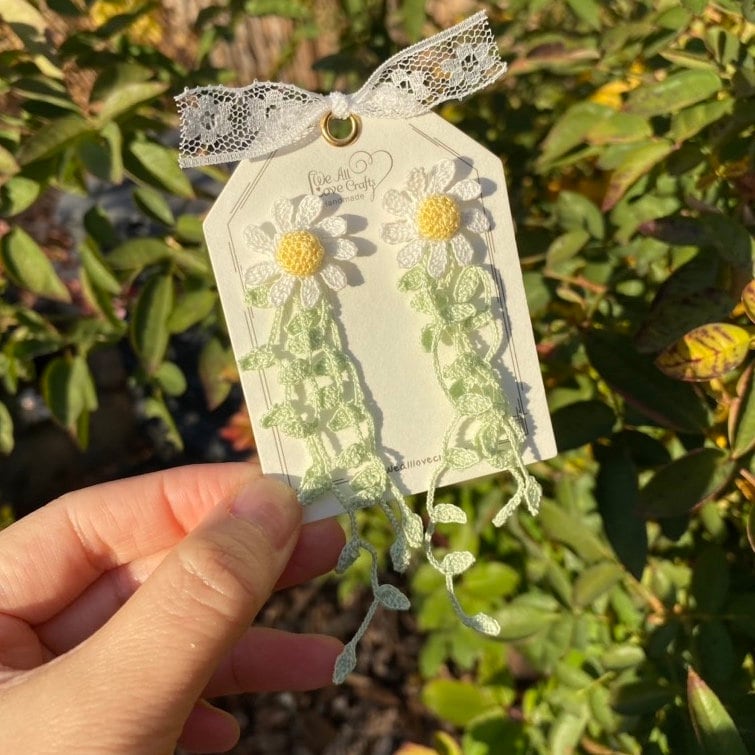 White Daisy with leaves crochet earrings/Microcrochet earrings/crochet flower earrings/Crochet dangle earrings/Crochet jewelry/forest style