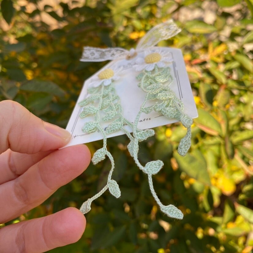 White Daisy with leaves crochet earrings/Microcrochet earrings/crochet flower earrings/Crochet dangle earrings/Crochet jewelry/forest style