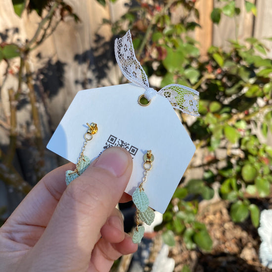 Pink Daisy flower dangle Stud earrings/Microcrochet/14k gold/Spring Summer flower gift for her/Knitting handmade jewelry/Ship from US