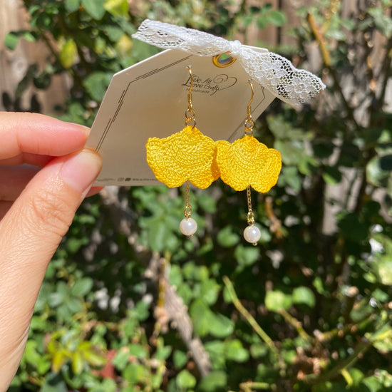 Load image into Gallery viewer, Fall yellow ombre ginkgo leaf with pearl crochet dangle earrings/Microcrochet/gift for her/Knitting handmade jewelry/Ship from US
