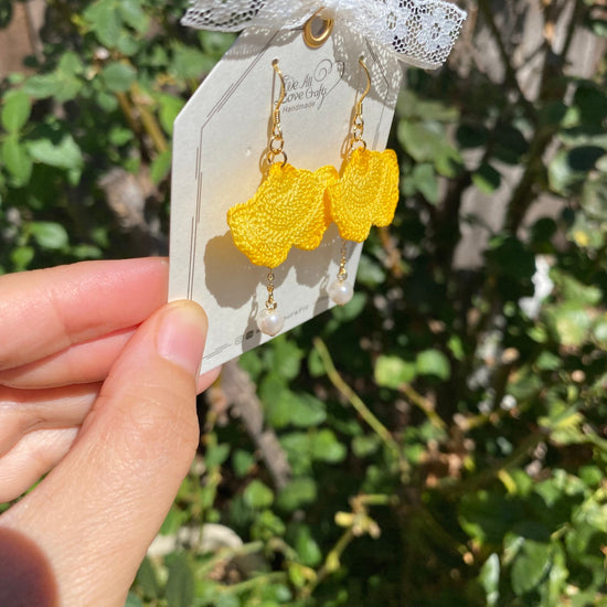 Load image into Gallery viewer, Fall yellow ombre ginkgo leaf with pearl crochet dangle earrings/Microcrochet/gift for her/Knitting handmade jewelry/Ship from US
